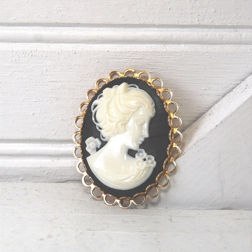Vintage Cameo brooch Black‎ backdrop White Victorian silhouette Gold-tone mount